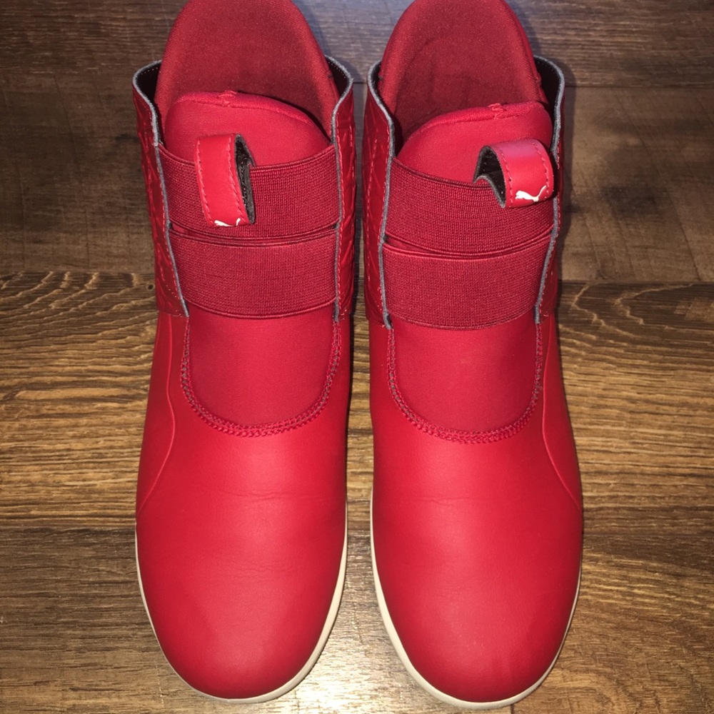 Women’s Ferrari pumas. 😍♥️
